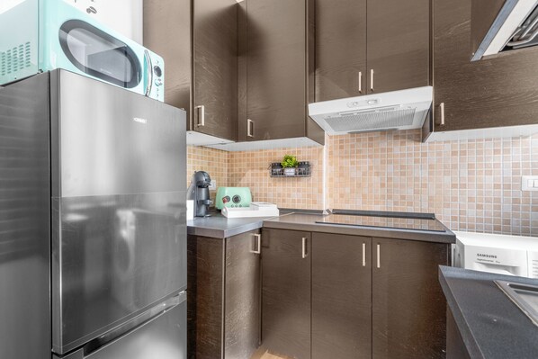 Microwave, stovetop - Naviglio Pop House Apartment with wifi and  tv - 10 min.to Milano navigli (Rozzano)