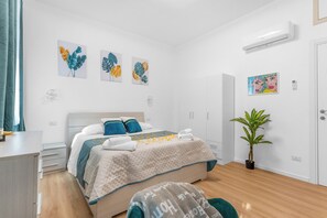 1 habitación, tabla de planchar con plancha y cuna de viaje 