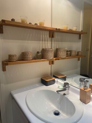 Towels, toilet paper - QUIET, COSY STUDIO IN SURESNES (Suresnes)