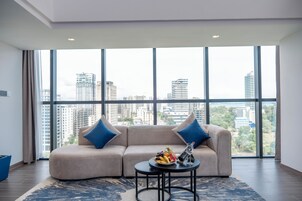 尊荣复式房 | 起居区 | 42-英寸智能电视（配备数码频道）