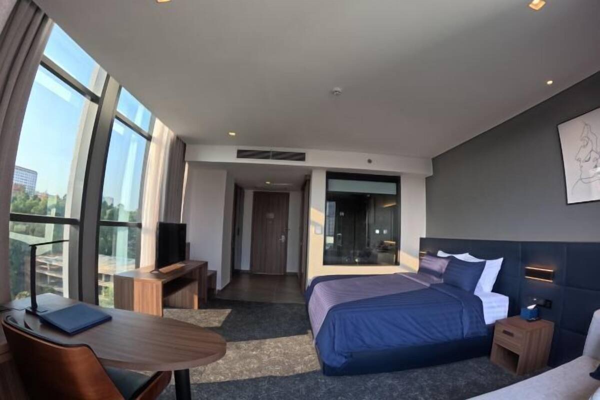 Minibar, két bảo mật tại phòng, bàn
