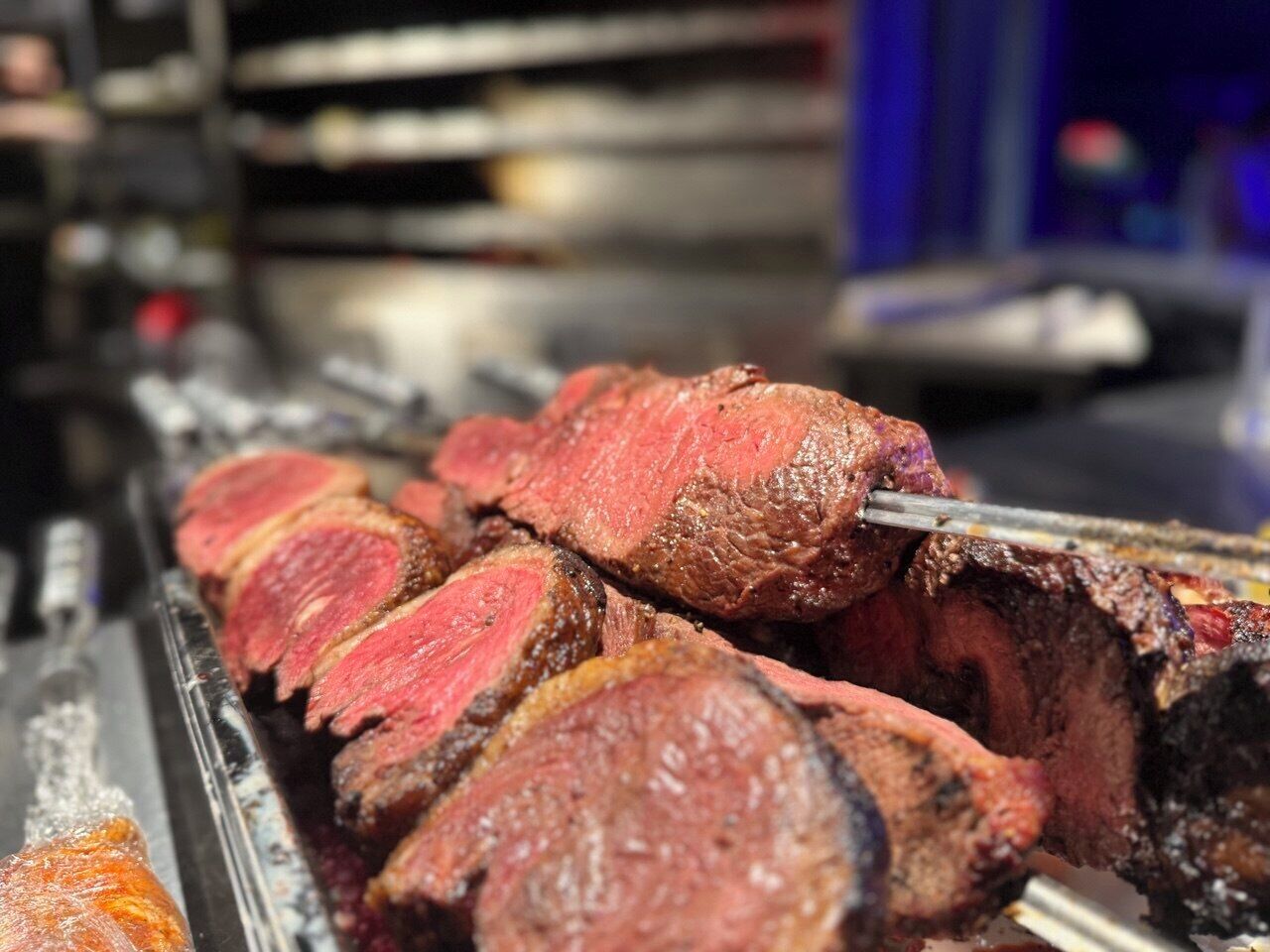 Primer plano de un filete a la parrilla con marcas visibles, lo que sugiere que fue cocinado a la brasa.