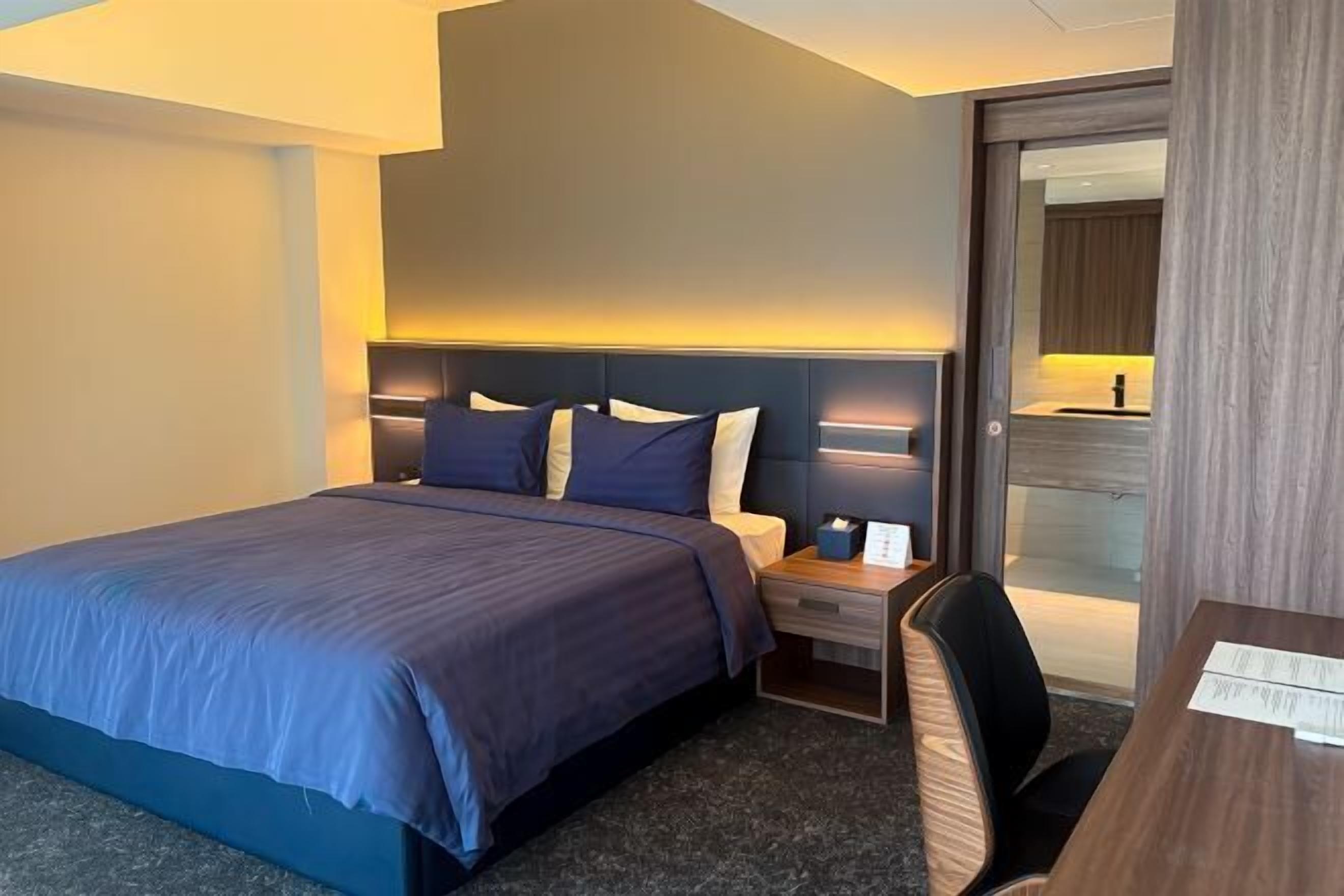 Minibar, két bảo mật tại phòng, bàn 