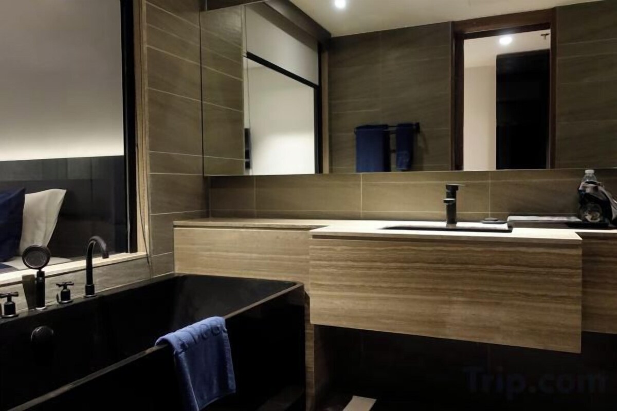 Bathroom | Shower, rainfall showerhead, free toiletries, hair dryer
