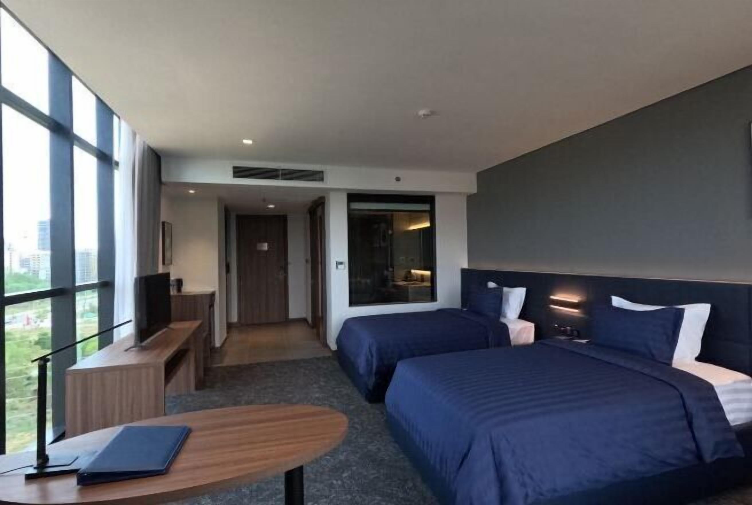 Minibar, két bảo mật tại phòng, bàn 