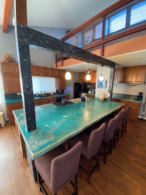 Fridge, microwave, oven, stovetop - Spacious 6-bedroom house with AC in beautiful Waianae (Waianae)