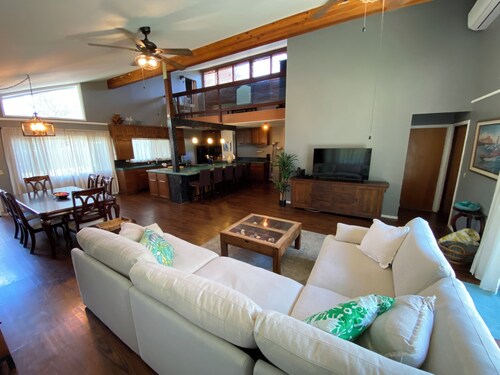 Spacious 6-bedroom house with AC in beautiful Waianae