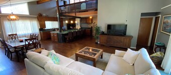 Spacious 6-bedroom house with AC in beautiful Waianae