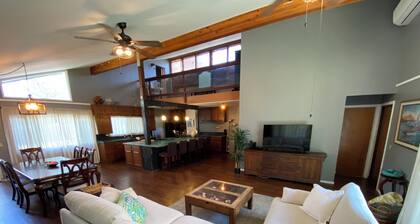 Spacious 6-bedroom house with AC in beautiful Waianae