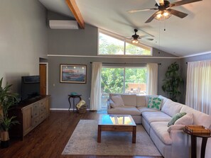 Smart TV - Spacious 6-bedroom house with AC in beautiful Waianae (Waianae)