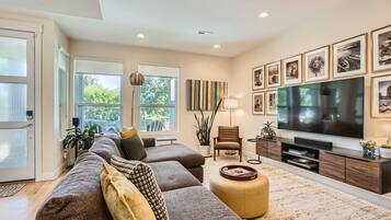 Een televisie en een open haard