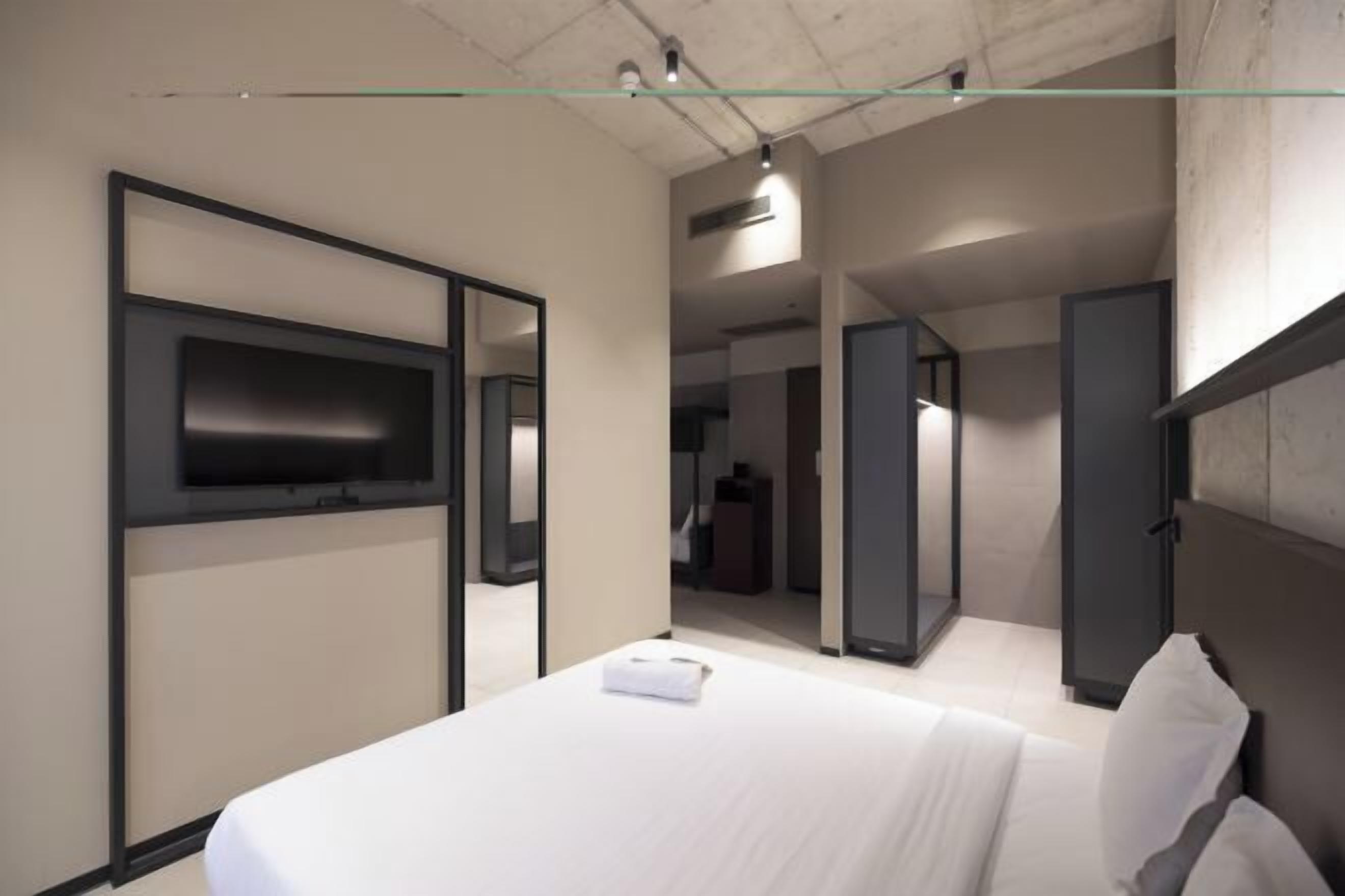 Minibar, coffres-forts dans les chambres, bureau