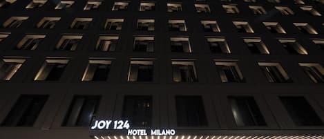 Facciata della struttura - sera/notte