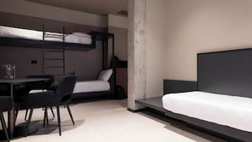 Une chambre moderne avec des lits superposés, un bureau et des chaises.