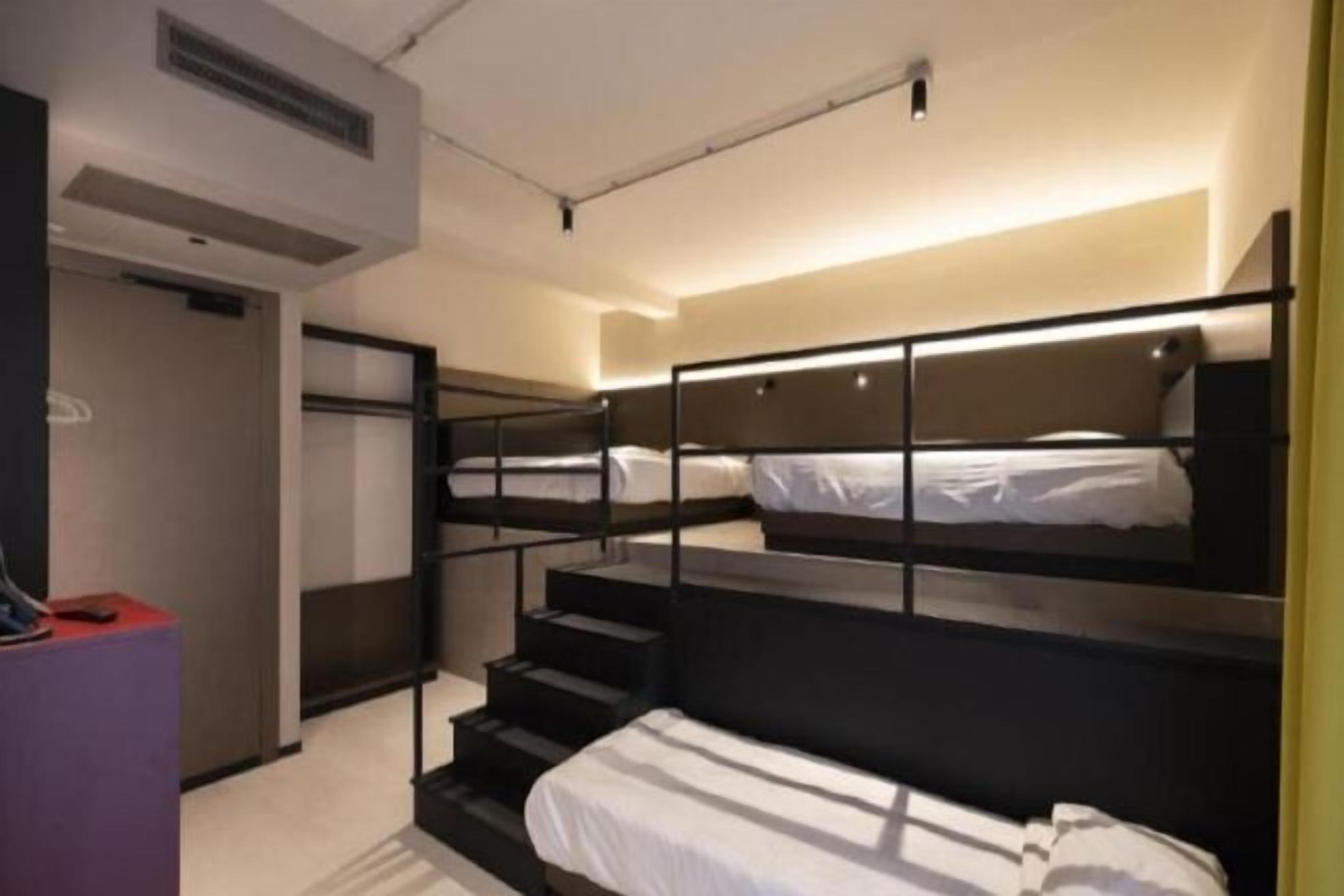 Minibar, coffres-forts dans les chambres, bureau