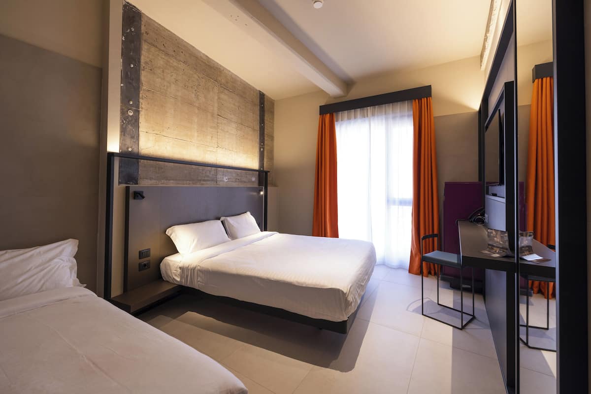 Triple Room | Minibar, in-room safe, desk, laptop workspace