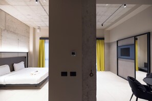 A modern hotel room with a large bed, a TV mounted on the wall, and a desk with a chair. - Joy 124 Hotel Milano (Milan)