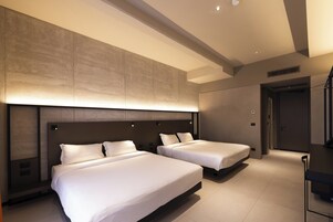 Vierpersoonskamer | Een minibar, een kluis op de kamer, een bureau, een laptopwerkplek