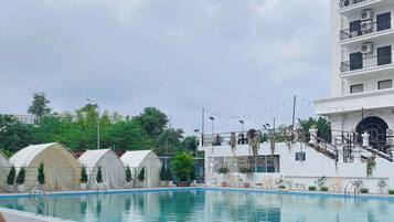 Hồ bơi ngoài trời