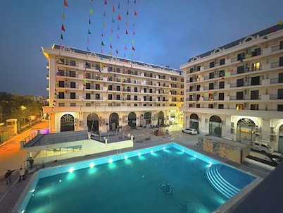 LUXURY PHOENIX HOTEL 2