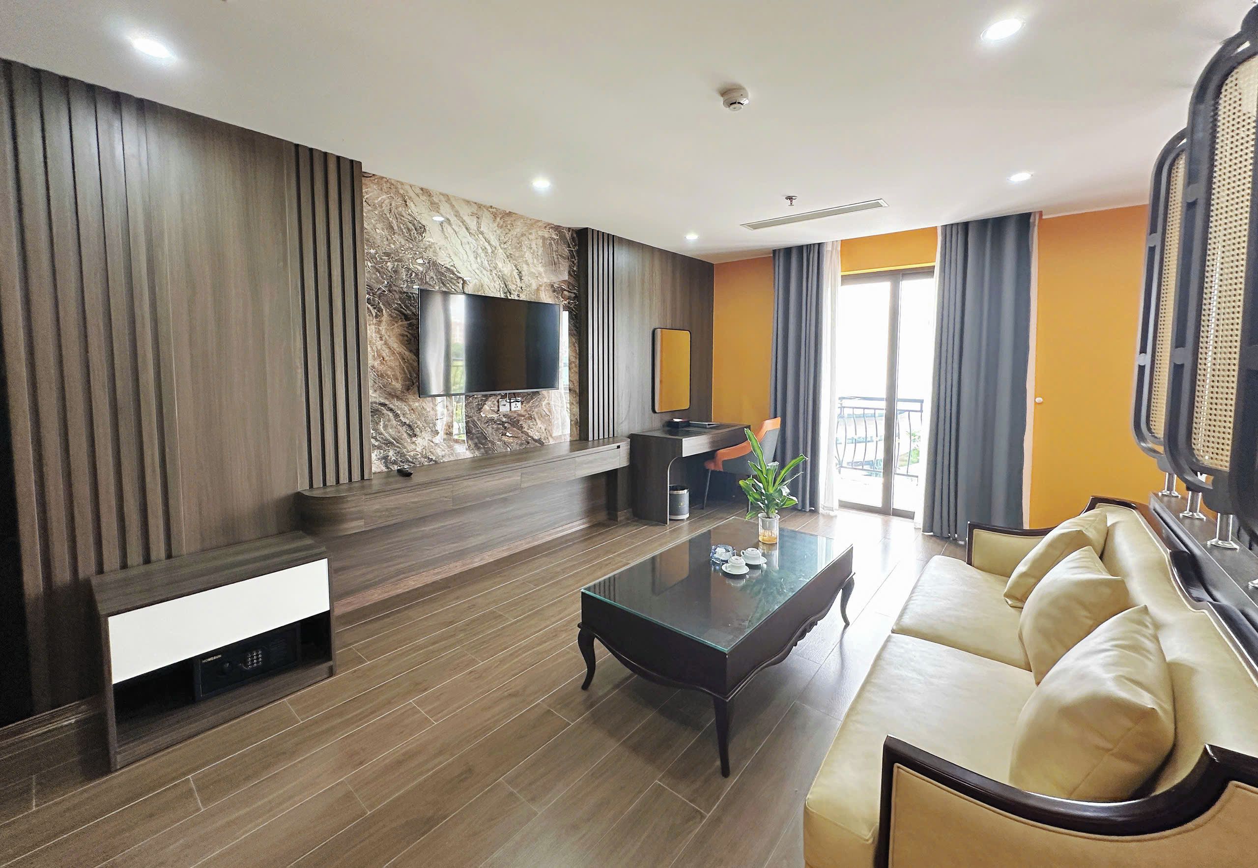 Una sala de estar moderna con una televisión de pantalla plana, un sofá, una mesa de centro y una chimenea.