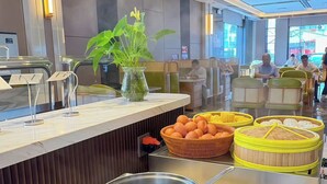 Ein Buffetbereich mit verschiedenen Speisen, darunter Suppen und Eierkörben, in einem modernen Hotel.