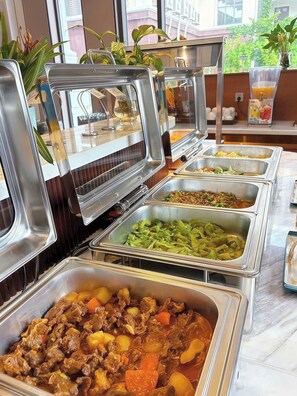 Café da manhã com buffet grátis todos os dias