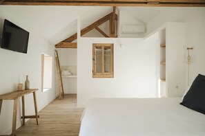 办公桌、笔记本电脑工作区、免费 WiFi