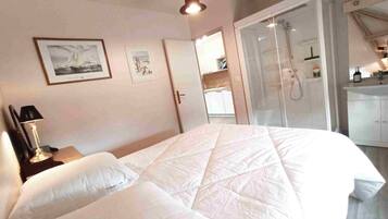 4 slaapkamers, een strijkplank/strijkijzer, reisbedje, gratis wifi