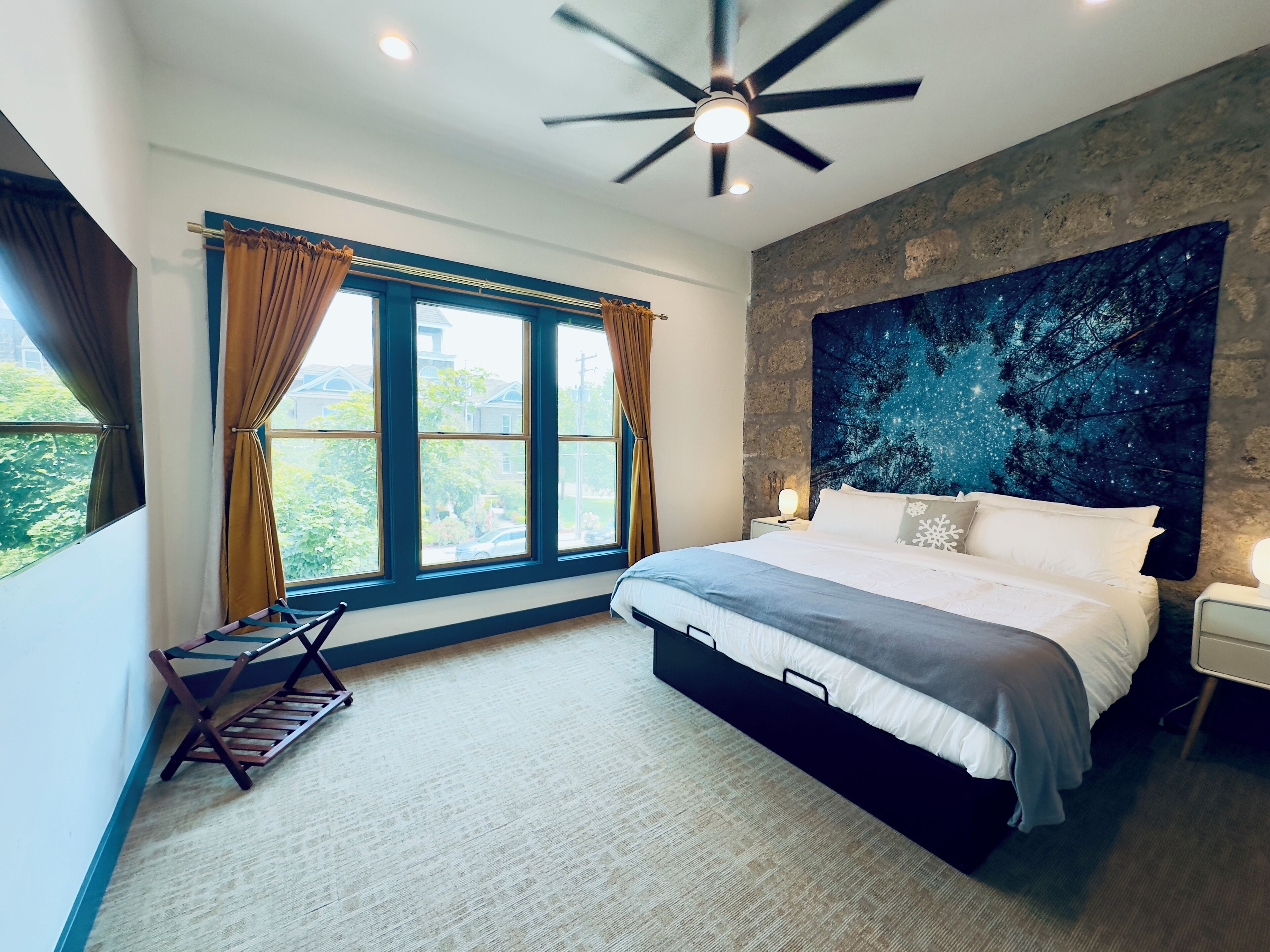 Skrivebord, strykejern/-brett, wi-fi (inkludert) og sengetøy