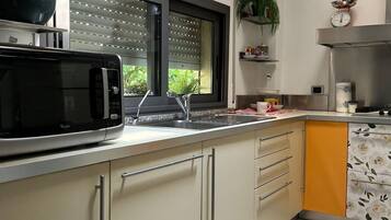 Frigorifero, microonde, forno, piano cottura