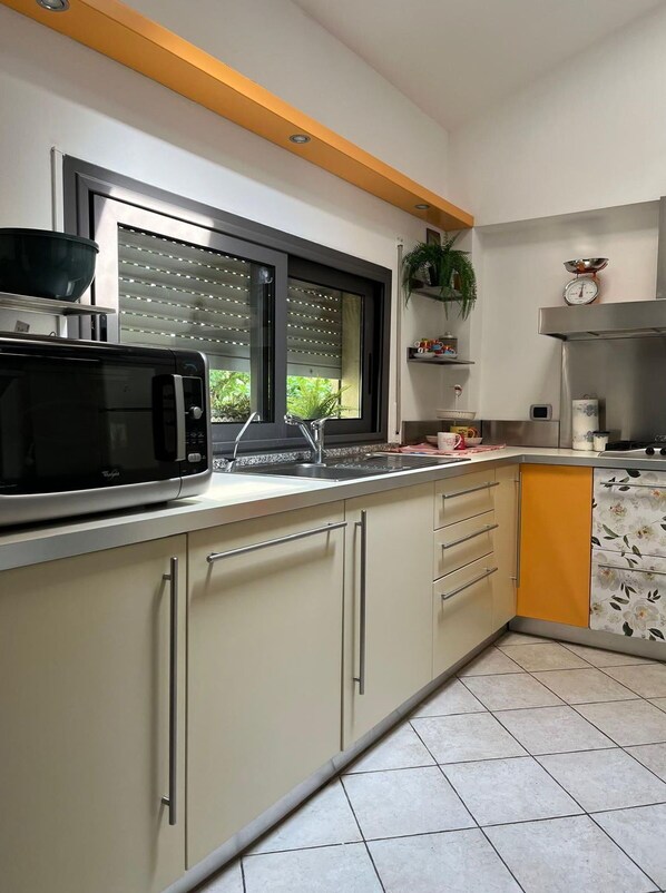 Refrigerador, microondas, horno y parrilla de estufa 