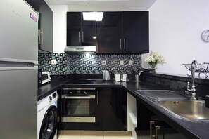 Studio, 1 grand lit et 1 canapé-lit, balcon, vue partielle sur le lac | Cuisine privée | Grand réfrigérateur, micro-ondes