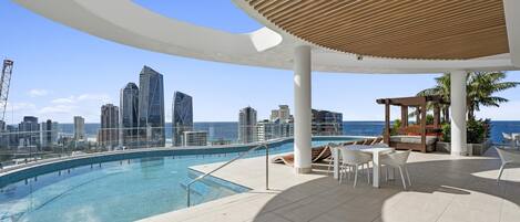 Una piscina al aire libre