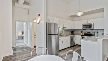 Réfrigérateur, micro-ondes, four, plaque de cuisson