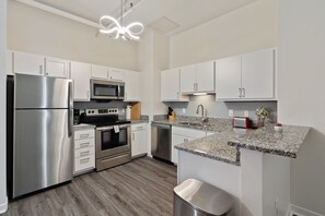 冷蔵庫、電子レンジ、オーブン、コンロ