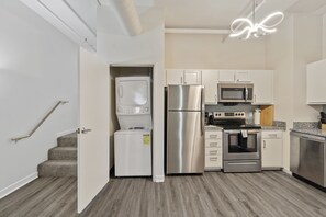 Fridge, microwave, oven, stovetop - CozySuites - 1BR with Direct Skybridge Access #5 (Indianapolis)