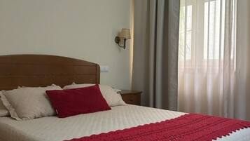 Tweepersoonskamer | Een minibar, een bureau, gratis wifi, beddengoed