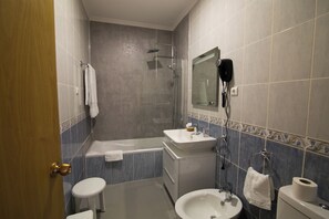 Sèche-cheveux, serviettes fournies, savon, shampoing