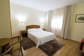 Double Room | Minibar, desk, free WiFi, bed sheets - Hotel A vileira (Vimioso)