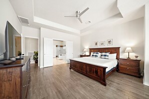 4 bedrooms, desk, iron/ironing board, free WiFi - Houston Lake Retreat | Pool + Lake Front + Spa (Humble)