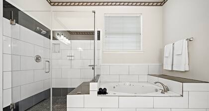 Houston Lake Retreat | Pool + Lake Front + Spa