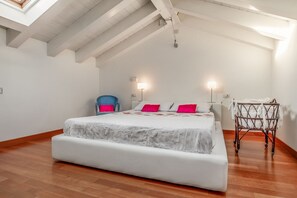 3 bedrooms, desk, iron/ironing board, WiFi