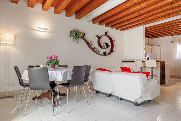 Dining - ThreeFloorsHome@TreArchiBridge (Venezia)