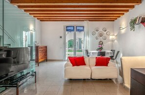 TV - ThreeFloorsHome@TreArchiBridge (Venezia)