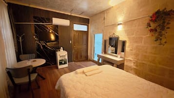 Quarto casal luxo, vista para a cidade | Escrivaninha, espaço de trabalho para notebook