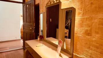 Quarto casal luxo, vista para a cidade | Escrivaninha, espaço de trabalho para notebook