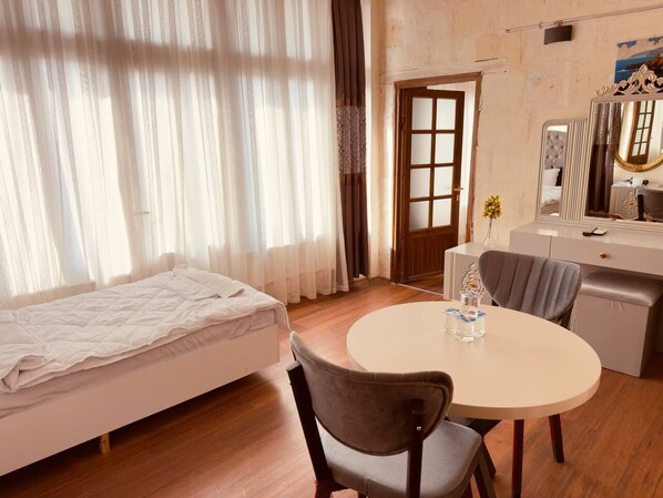Chambre familiale avec lits jumeaux, balcon, vue sur la ville | Bureau, espace de travail pour ordinateurs portables