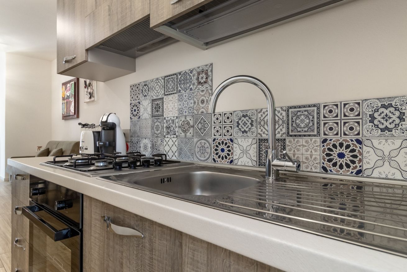 Fridge, oven, stovetop, coffee/tea maker