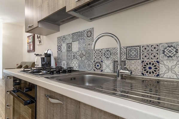 Fridge, oven, stovetop, coffee/tea maker